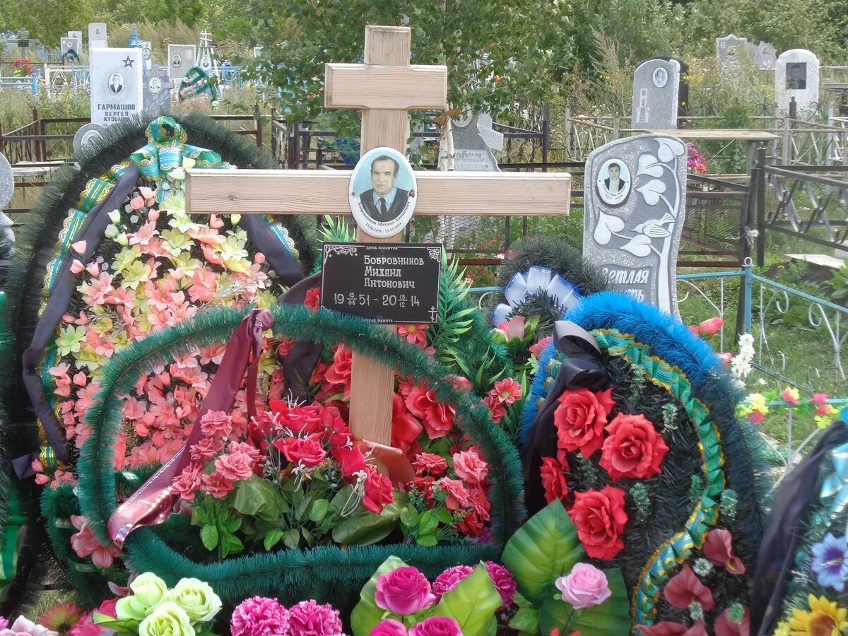 Ныне на могиле военрука уже надгробный камень.