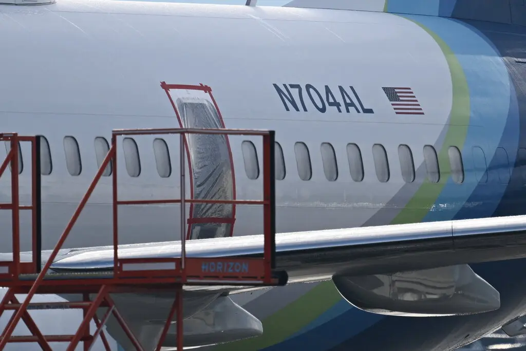 Boeing изо всех сил пытается сдержать ситуацию после того, как панель самолета Alaska Airlines оторвалась в воздухе, напугав пассажиров и вынудив его совершить вынужденную посадку. Фото: Patrick T. Fallon/Agence France-Presse — Getty Images