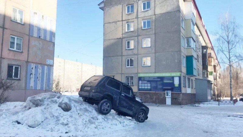     Автомобиль припарковали на снежной горе. "Бийск - мой город"