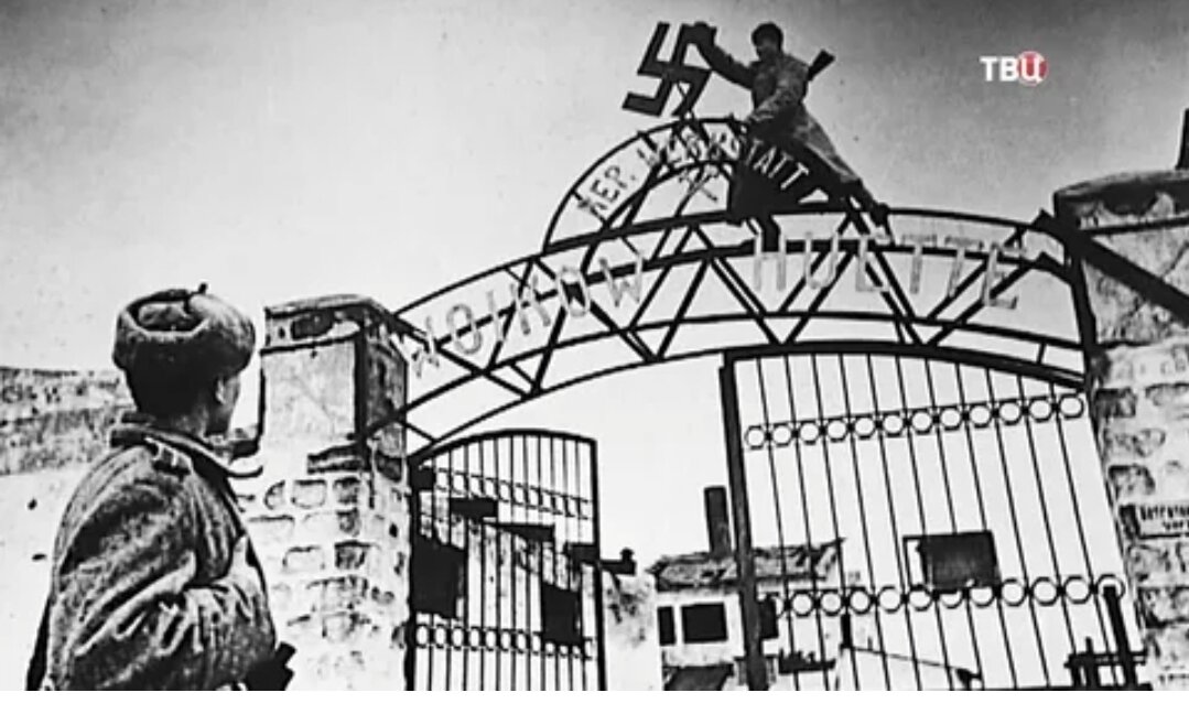 Освобождение Освенцима (Аушвица) 27 января 1945 года... (обе фотографии из открытых источников)...