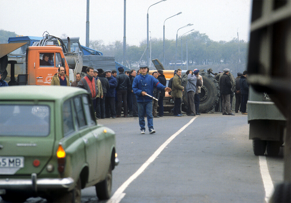 На пограничном мосту через Днестр жители Приднестровья противостоят молдавским националистам/ © РИА Новости