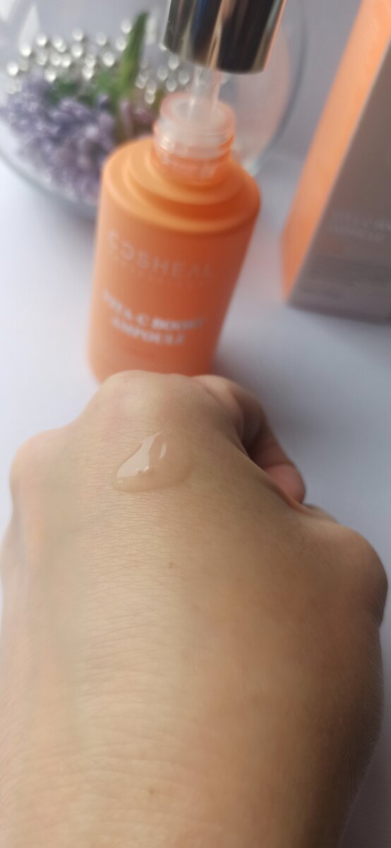 Как быстро и эффективно увлажнить кожу. Девушка с кремом на лице. Женщина умывается водой. Как быстро и эффективно увлажнить кожу. Мокрое лицо.