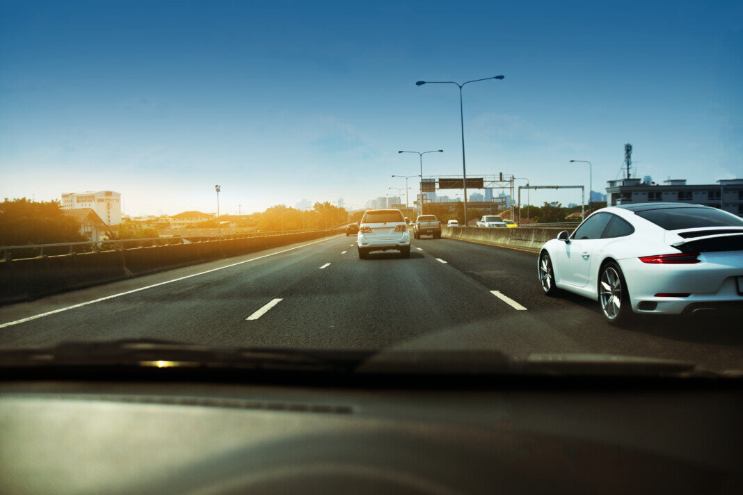 автомобильное препятствие. препятствие на полосе движения. автомобильное препятствие. понятие препятствие в пдд. автомобиль объезжает препятствие.