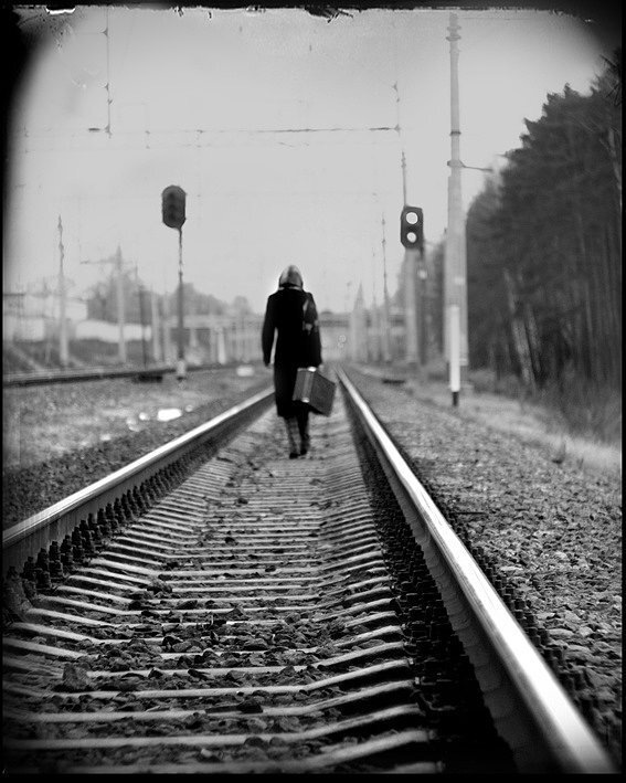 Мое счастье обернулось ужасными песня. Человек идущий в никуда. Ушедшие в никуда. Поезд вдаль. Девушка в никуда.