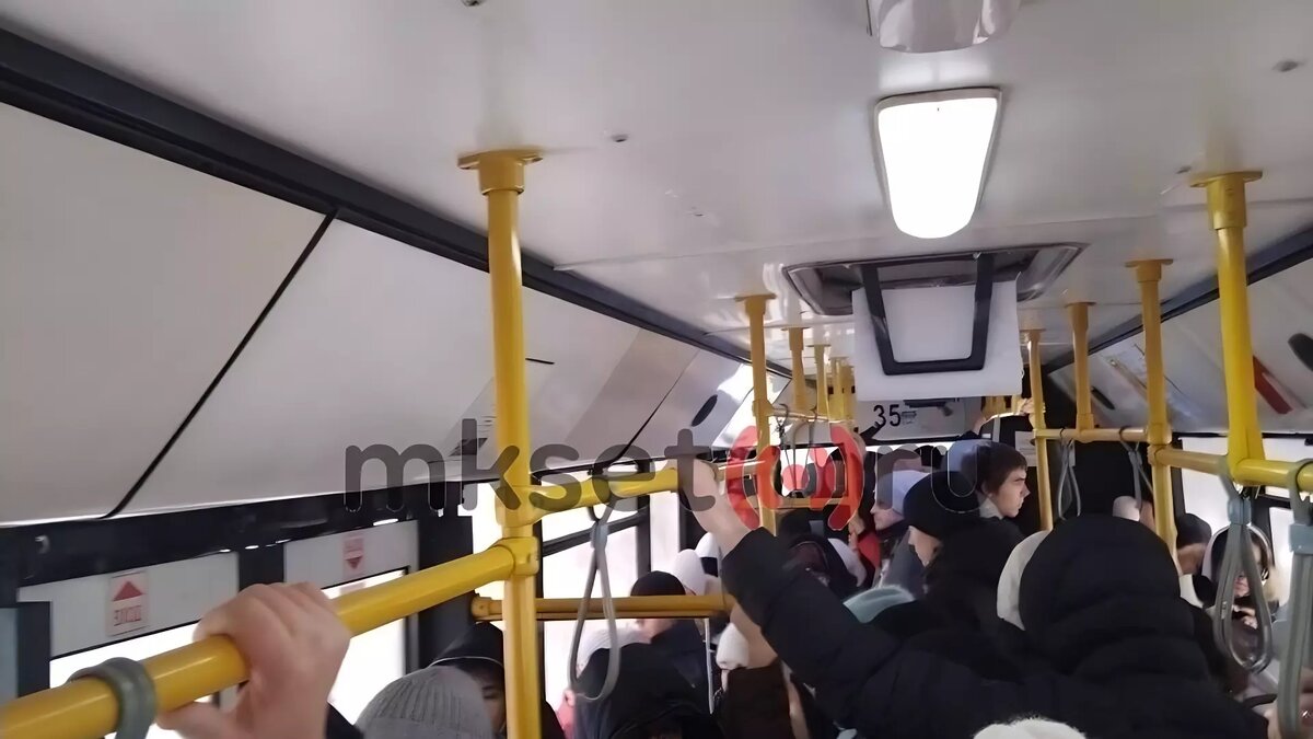     Первый автобус не выдержал нагрузки, а во втором двери не закрывались.