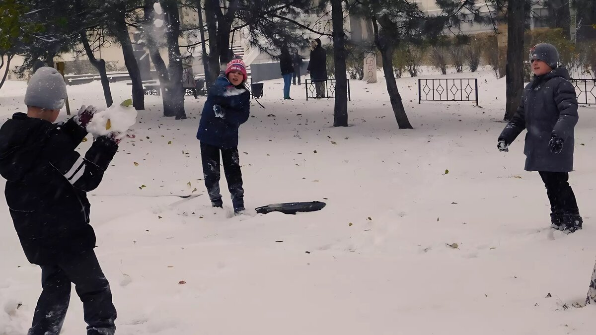     Минувшим вечером в Тюмени резко потеплело. Горожане поспешили воспользоваться плюсовой температурой, поэтому сейчас во дворах стоят десятки снеговиков.