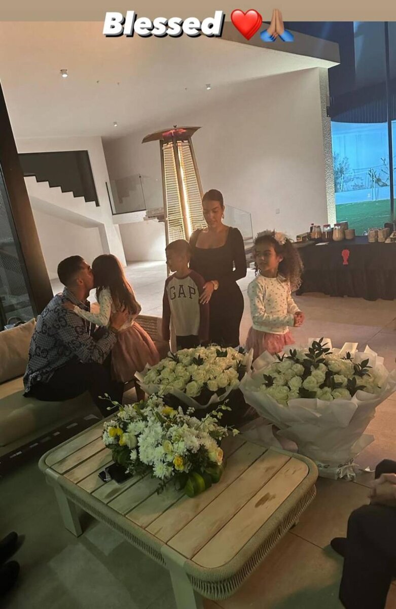    Криштиану Роналду с семьей. Фото: Инстаграм* @cristiano