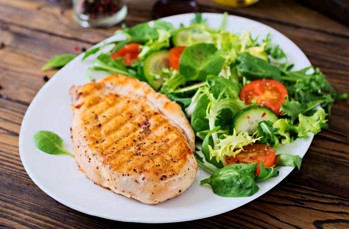 грудка гриль и салат из свежих овощей