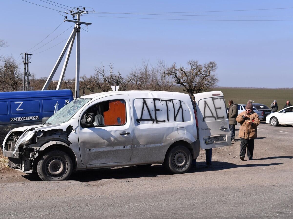    Беженцы из Мариуполя в пункте раздачи еды, которые организовали волонтеры из Донецка© РИА Новости / Виктор Антонюк