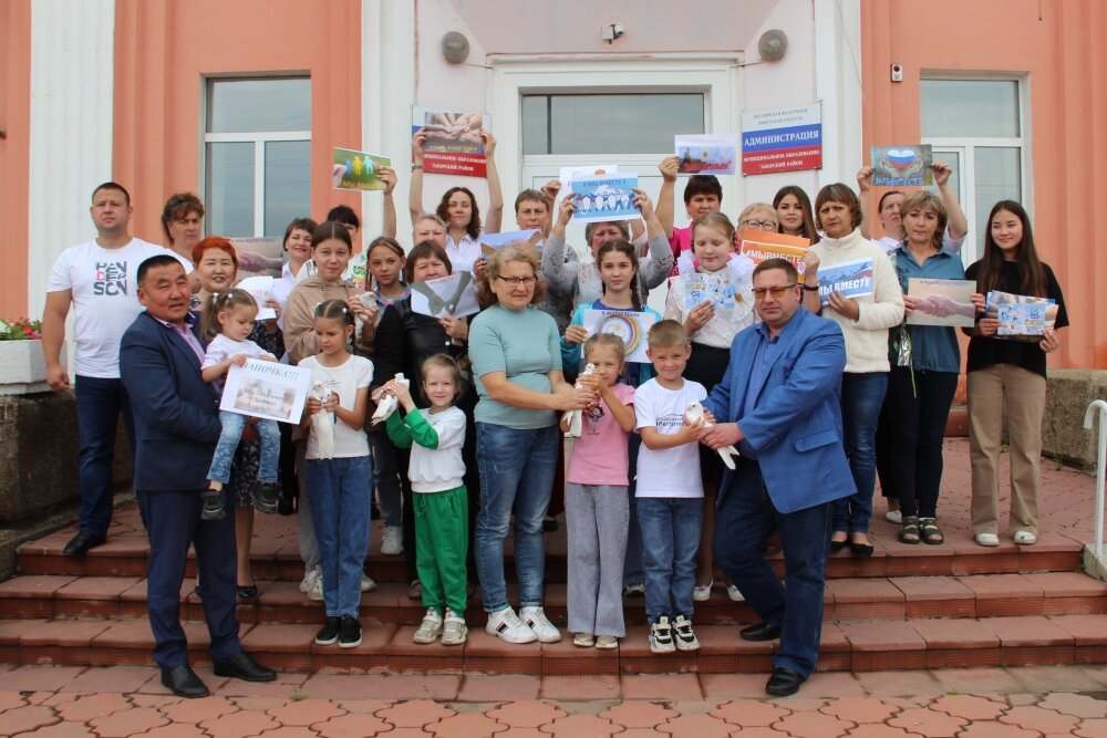    Мэр Аларского района Роман Дульбеев (слева в переднем ряду) на чествовании многодетных семей. Фото: Администрация Аларского района