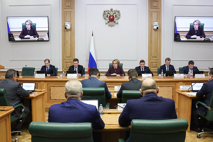    «Без поддержки государства дальнейшее развитие проектов просто невозможно!» — били тревогу накануне нефтяники на круглом столе в Совете Федерации Фото: council.gov.ru