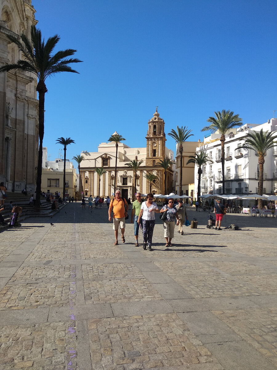 Plaza Catedral, Iglesia de Santiago Apóstol