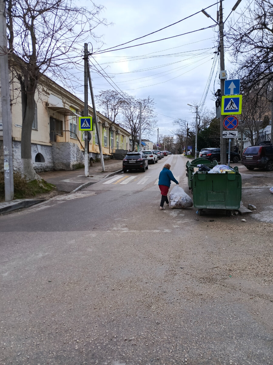 Тут начинается улица Щербака, на ней находится центральный рынок. Мусорные баки немного портят картину, но как есть.