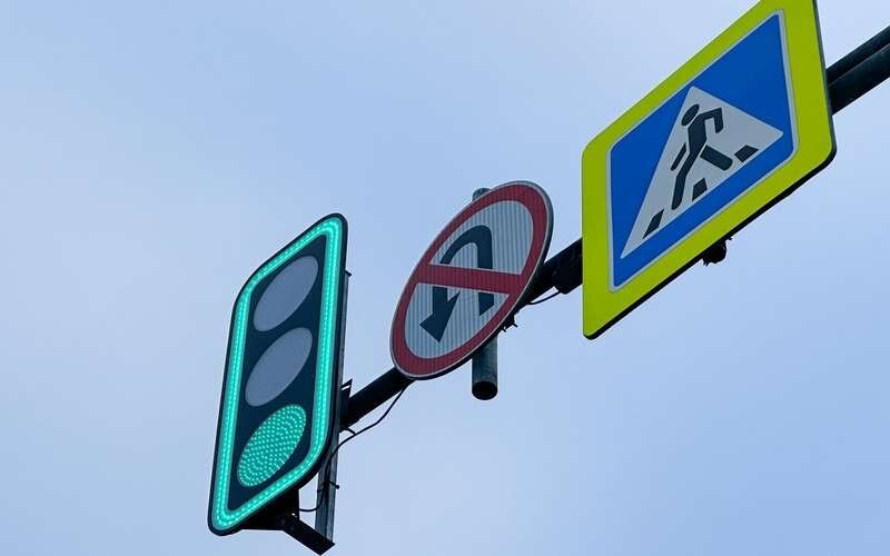 В ряде российский регионов запущен эксперимент по отмене моргающего зеленого сигнала светофора. Суть в следующем: теперь зеленый свет не мигает, а сразу гаснет, затем включается желтый свет, а через 3 секунды загорается и красный.В Центре организации дорожного движения (ЦОДД) убеждены, что отмена мигающего зеленого сигнала светофора заставит водителей сбрасывать скорость при приближении к перекрестку, а не ускоряться в надежде успеть проскочить на мигающий зеленый. Напомним — система пока только тестируется. Вполне вероятно, что эксперимент продолжится весь 2024 год, и другие регионы РФ присоединятся к нему.Работа камер на непропуск пешеходов у трамваяИзвестно о нововведении по внедрению камер фото- и видеофиксации в местах трамвайных остановок. Комплексы фиксируют автовладельцев, не уступивших дорогу людям, идущим к трамваю или в местах действия разметки 1.17.2 (желтая ломаная линия), а в ее отсутствие — не остановились перед трамваем. Для водителей на переднем табло трамвая загорается предупреждение «Внимание, пассажир!», и водители обязаны пропустить пешеходов на дороге. Сумма штрафа за непропуск пешехода к трамваю согласно статье 12.18 КоАП составляет от 1,5 до 2,5 тысячи рублей. При его оплате в течение 20 дней действует скидка 50%.Рейды ДПС по резине не по сезонуВ феврале 2024 года инспекторы ДПС продолжат рейды по выявлению автовладельцев, использующих зимой летние шины. Напомним, с 1 сентября 2023 года вступил в силу новый перечень неисправностей. Таким образом, ездить на резине не по сезону запрещено, поэтому если в ходе рейда инспекторы ГИБДД выявят автомобили с летней резиной, водителю выпишут штраф в размере 500 рублей согласно части 1 ст. 12.5 КоАП РФ. Проверки продлятся до конца зимнего сезона — в этом году последним днем зимы станет 29 февраля.