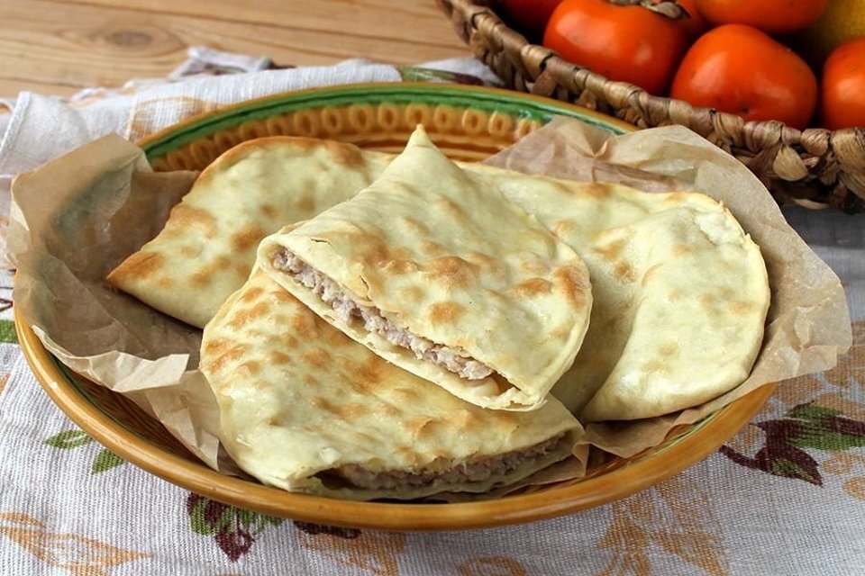 Тонкое тесто с мясом. Национальная кухня Дагестана чуду. Национальные лепешки Дагестана. Табасаранское чуду. Дагестанский пирог чуду.