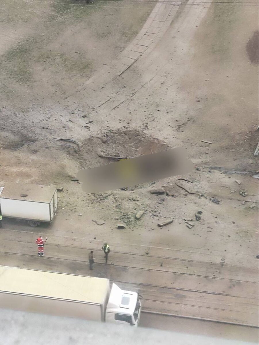 Воронка в одном из районов Киева. 7 февраля 2024