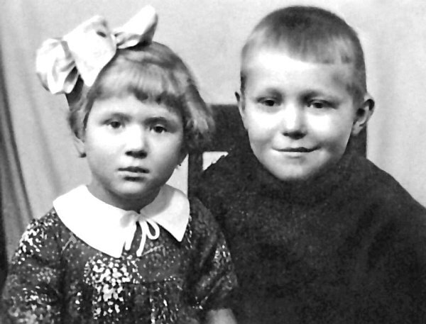 Галина со старшим братом. Его после смерти матери забрала бабушка по отцу