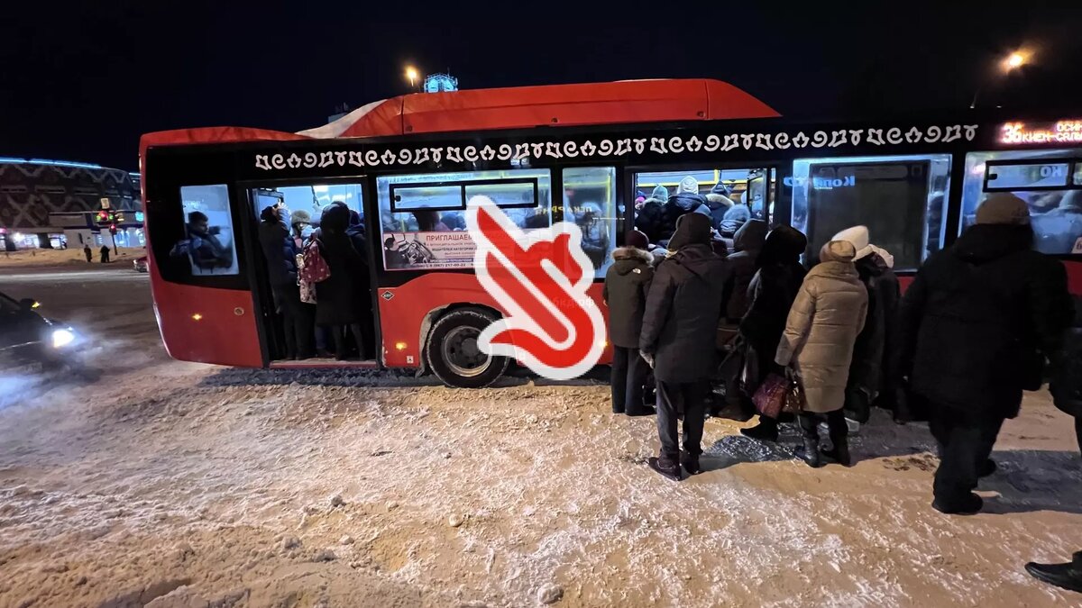     В Казани сегодня утром, 7 февраля, пассажиры пытались втиснуться в салон автобуса, следующего по маршруту №54. Однако в процессе неизвестные сломали дверь. Об этом Inkazan сообщили читатели, которые стали очевидцами.