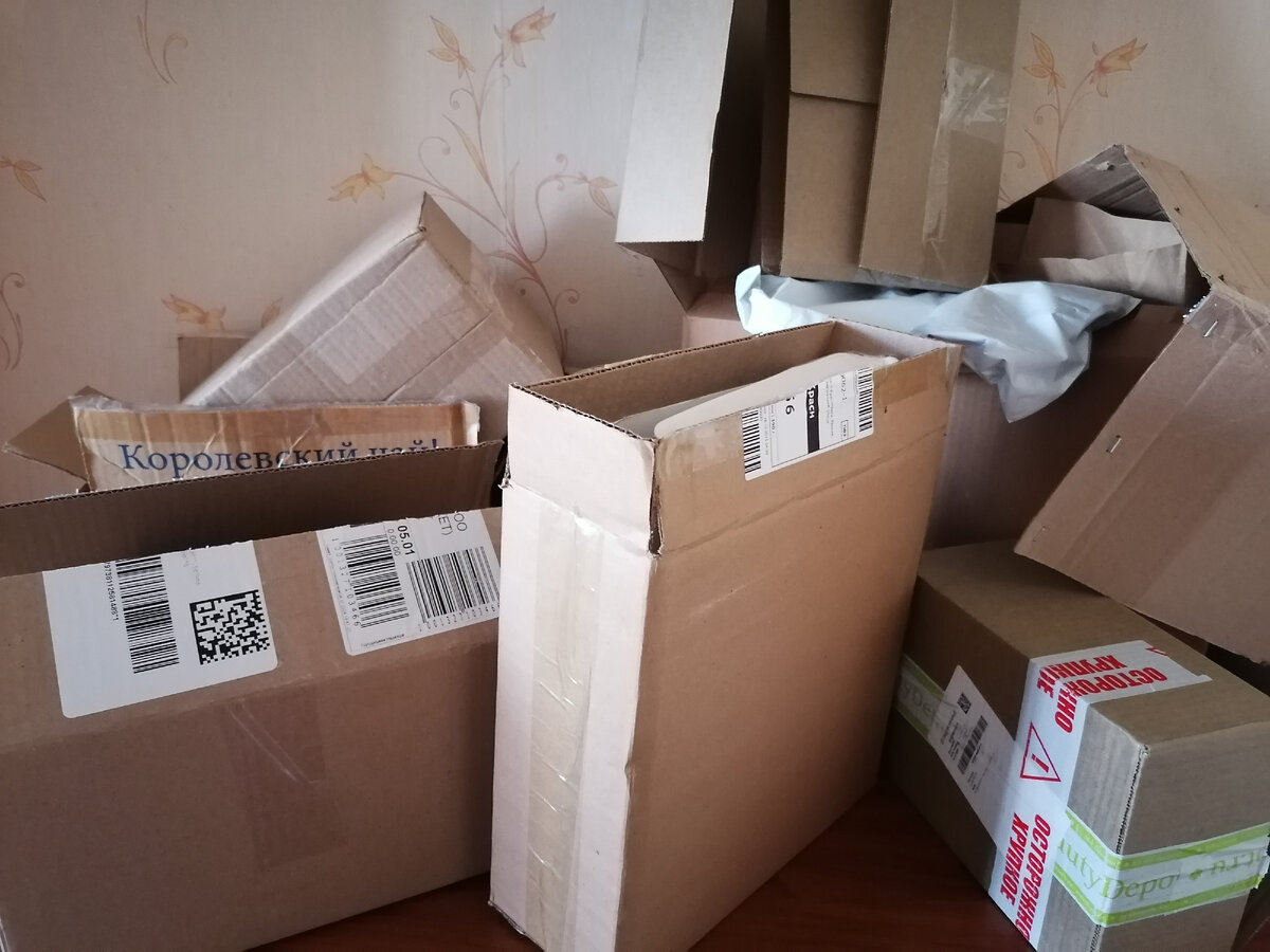 Это примерно половина коробок из моей новой коллекции, а еще есть стратегический запас "пупырки" и других упаковочных материалов