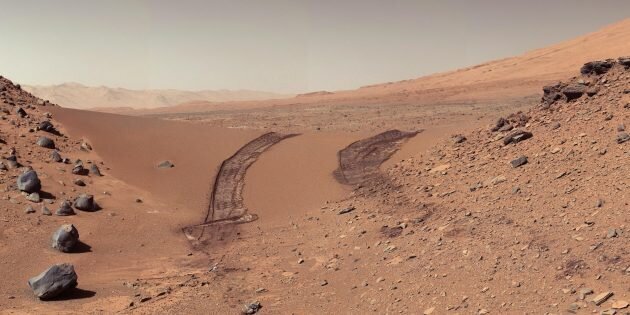 Поверхность планеты Марс со следами марсохода Curiosity. Изображение: NASA / JPL‑Caltech / MSSS