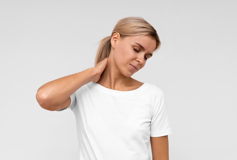 Изображение от <a href="https://ru.freepik.com/free-photo/front-view-of-woman-with-neck-pain_11464075.htm#&position=0&from_view=search&track=ais&uuid=a2dcac40-2b57-4b9e-b1f0-e01aa61d8e04">Freepik</a>