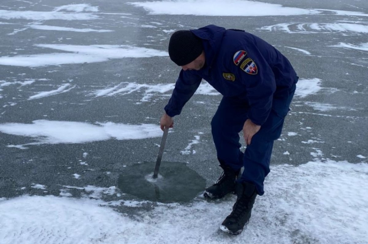    На водоемах Астрахани лед рыхлый и небезопасный