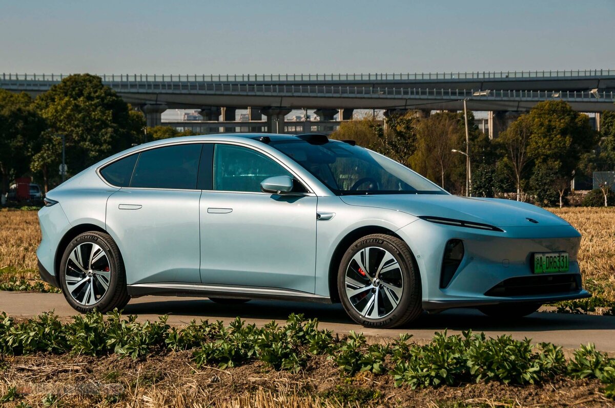 автомобиль имеющий массу 1 т трогается с места и двигаясь. автомобиль массой 1500 кг двигаясь равноускоренно из состояния покоя. автомобиль массой 1. автомобиль массой 1000 кг двигаясь равноускоренно. модуль ускорения на участке.