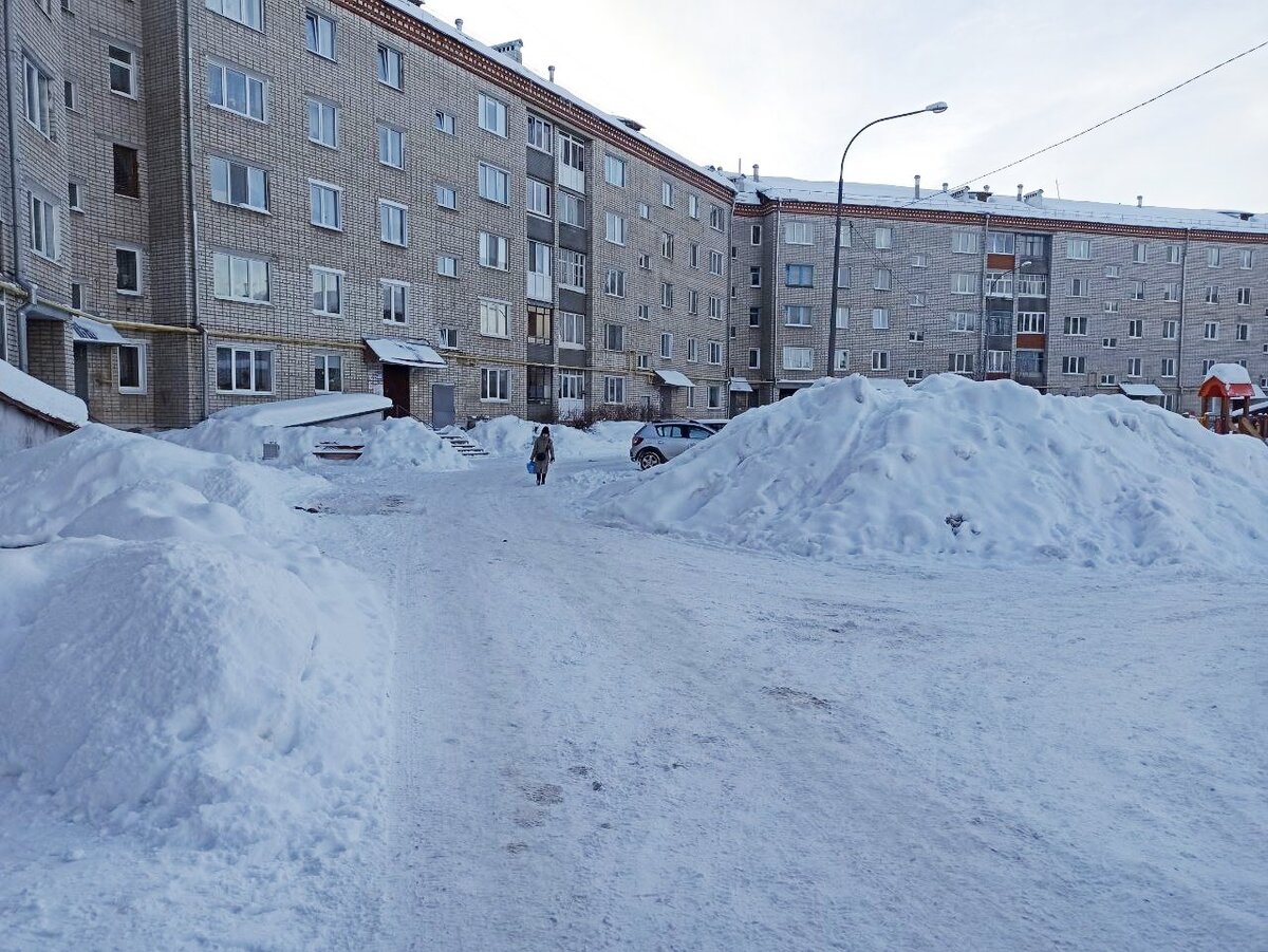 В Красноуфимске проходит масштабная очистка дворов от снега | Красноуфимск  Онлайн | Дзен