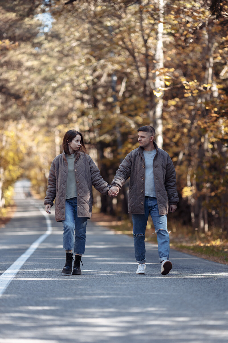 встреча влюбленных зимой. фотосессия с пледом зимой. уют и тепло. объятия влюбленных. зима варежки.