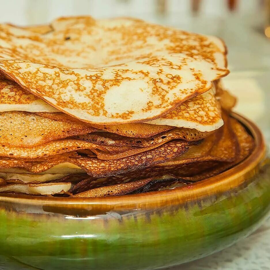 Ингредиенты:- 1 чашка муки- 2 яйца- 1 чашка молока- Щепотка соли- 2 ст.л. растительного маслаИнструкции:1. В большой миске смешайте муку и соль.2. В отдельной миске взбейте яйца, затем добавьте молоко и растительное масло.3. Постепенно добавьте сухие ингредиенты к мокрым, тщательно перемешивая, чтобы избежать комков.4. Разогрейте сковороду на среднем огне и смажьте её небольшим количеством масла.5. Положите небольшое количество теста в сковороду, поворачивая её, чтобы тесто равномерно распределилось по дну.6. Готовьте блинчики до золотисто-коричневого цвета с обеих сторон.7. Повторяйте этот процесс, пока весь раствор не будет использован.И вот готовы ваши блинчики! Можете подавать их с медом, вареньем или сгущённым молоком. Приятного аппетита!