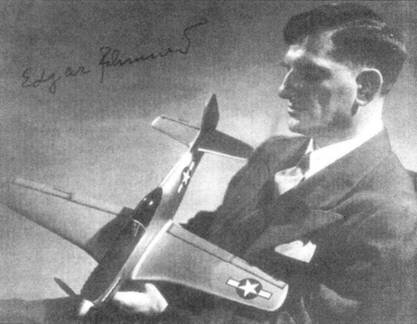 Эдгар Шмюд с моделью Р-51 Мустанг