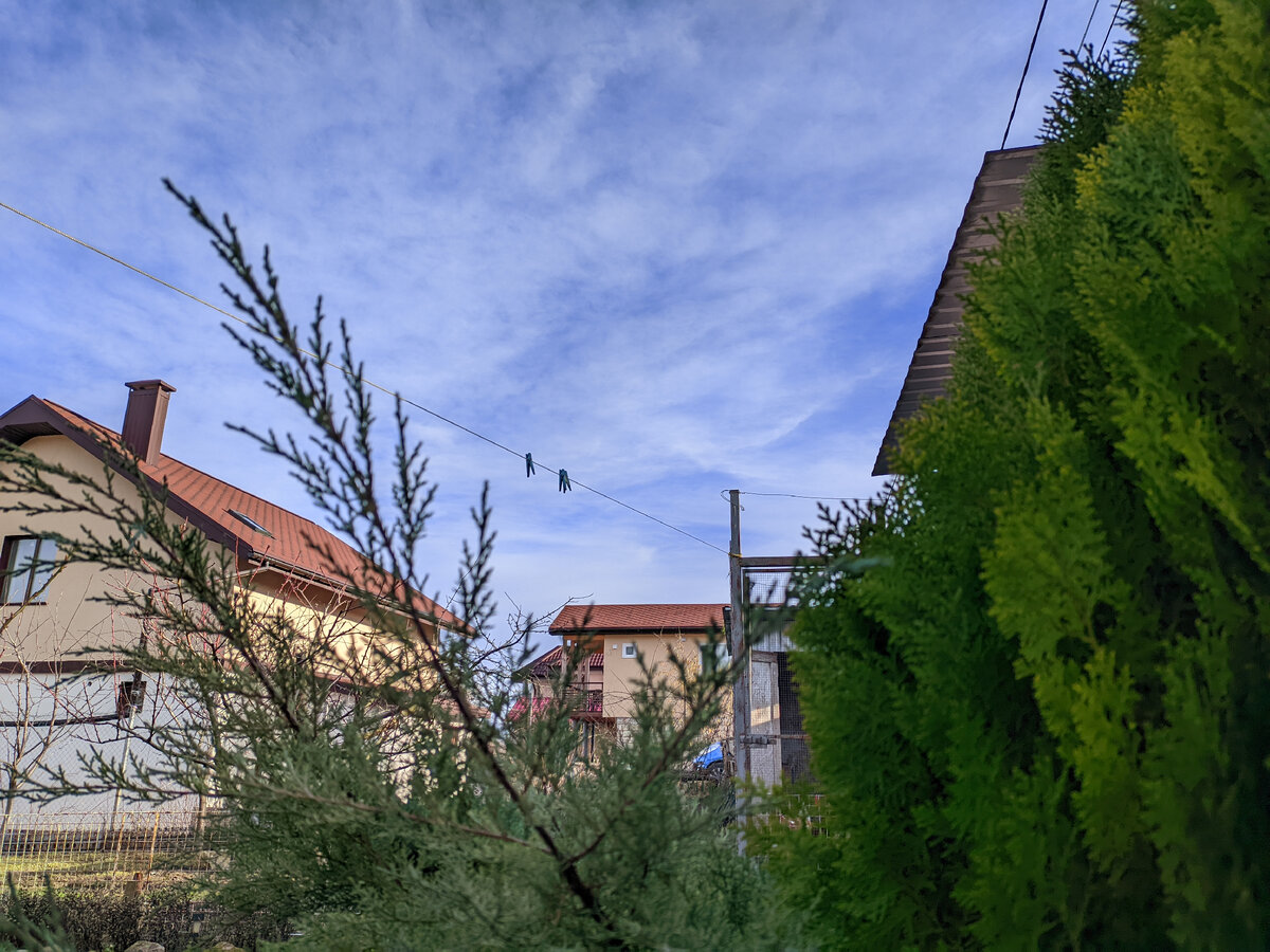 солнечные лучи в окне. солнечная деревня. дом утреннего солнца. дом утреннего солнца. солнце в окне.