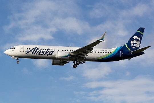    В США озвучили причину инцидента с отвалившейся дверью в самолёте Alaska Airlines