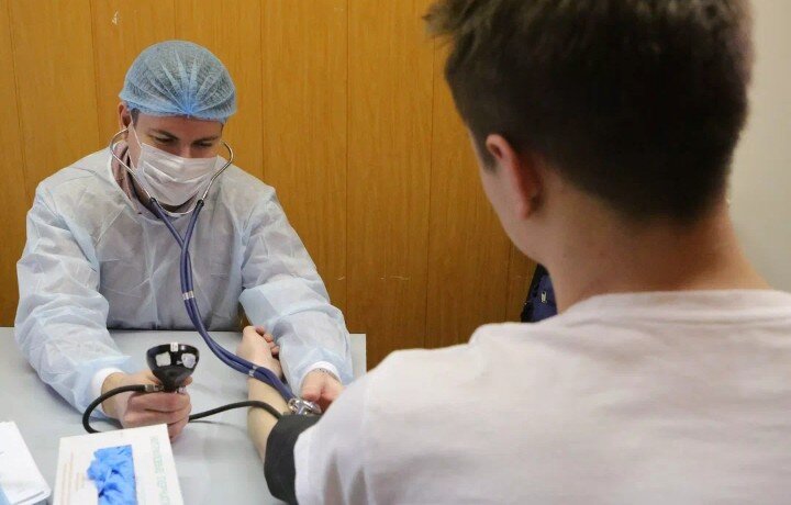 #Анапа #Россия

Для размышлений, глядя на мир из  Анапы...

Не могу понять, как в СССР кто то еще работал более или менее честно и бескорыстно  в медицине за крохотные зарплаты? А сейчас все хором убеждают друг друга, что надо платить хорошие деньги медикам, чтобы они работали лучше! А сколько сейчас надо медикам получать, чтобы изменить их отношение к пациентам, проснется ли у многих  даже от миллиона рублей их профессиональный опыт, человечность, отношение и внимательность к людям? Я что то не уверен в этом! Мне уже несколько знакомых медиков среднего возраста высказались, что им надо ,,отбить" (слово то какое!) те деньги, что они потратили на обучение! Вот тебе и ,, знакомые", к которым я не пойду никогда  лечиться... За несколько лет знакомства с медициной на месте проживания, практически ни разу (за редким исключением, и то тогда, когда госпитализировали!) врач не померял давления! И стараются вообще сажать пациентов подальше от себя! Боятся инфекций или уже приучены дистанцироваться от людец на расстоянии? Как это  учиться платно? Что они соображают? Они, видимо, платили деньги, а сами торчали в забегаловках вместо уроков, лекций, сигареты, вино, гулянки и тд? 
Кстати, у меня под боком, где живу, как раз такие ошиваются, кучками гужуются целыми днями, лапают крикливых, хохочущих на целый квартал, девок из их же училища!  Энергетики, вейпы, пиво, после них уборщица с матюгами убирается! Вот это как раз будущие медработники низшего и среднего звена... И,  вероятно, и с высшим образованием так же? Не страшно к таким попасть? Поэтому, дело не в огромных зарплатах, а в чем то другом... А вот как раз это ,,другое" и не купишь даже за огромные деньги... Это ,,другое" должно быть с рождения у человека, у любого человека!, который хочет работать честно, профессионально, дорожа своей профессией... На любой выбранной им работе!
 Как то так...