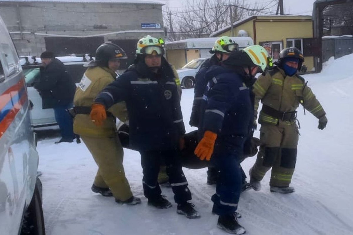    Три человека пострадали при падении погрузочной платформы в Карталах