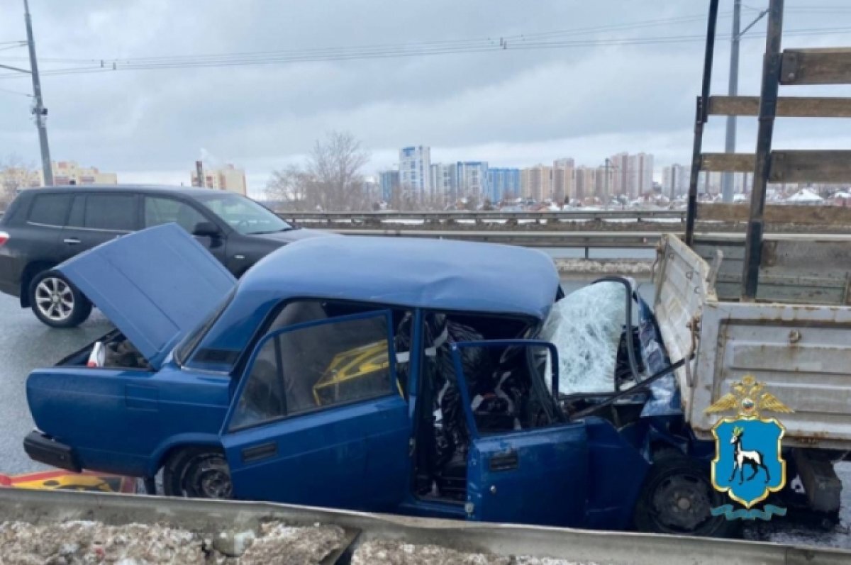    В Самаре ВАЗ-2107 врезался в грузовик, пострадали два человека