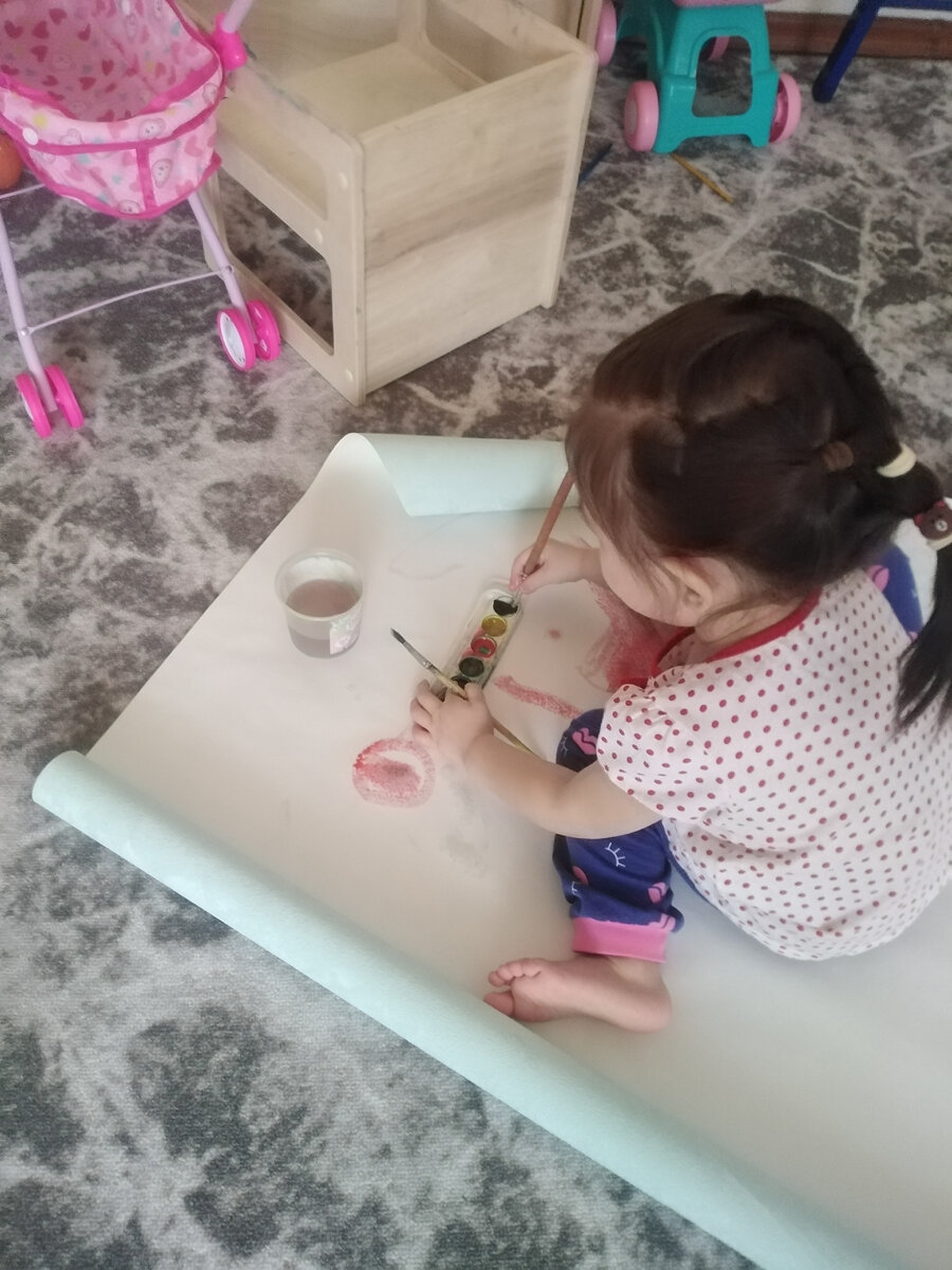 Нашли рулон обоев. Отличное полотно для рисунков. 