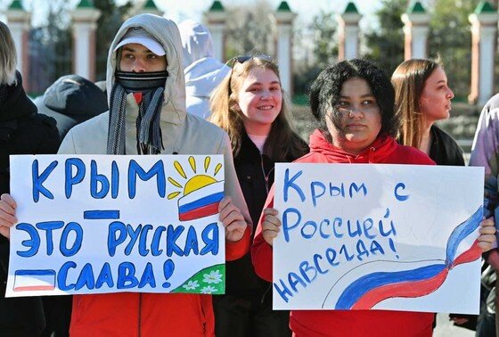    Участники акции «Крым с Россией навсегда»