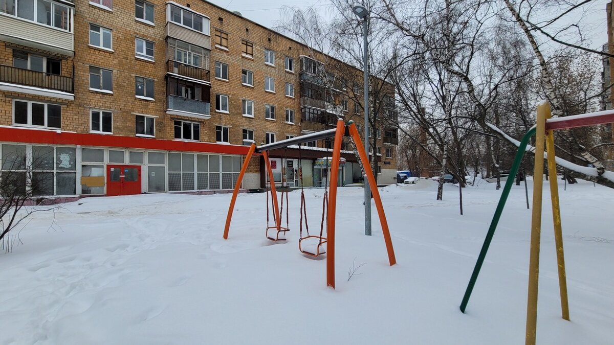 А вы знали, что в Москве стоят абсолютно заброшенными десятки тысяч квартир? А еще целые кварталы заброшенных домов, где есть магазины, детские площадки и даже машины.-4