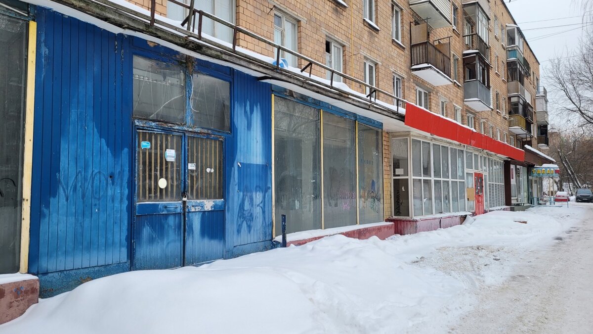 А вы знали, что в Москве стоят абсолютно заброшенными десятки тысяч квартир? А еще целые кварталы заброшенных домов, где есть магазины, детские площадки и даже машины.-5