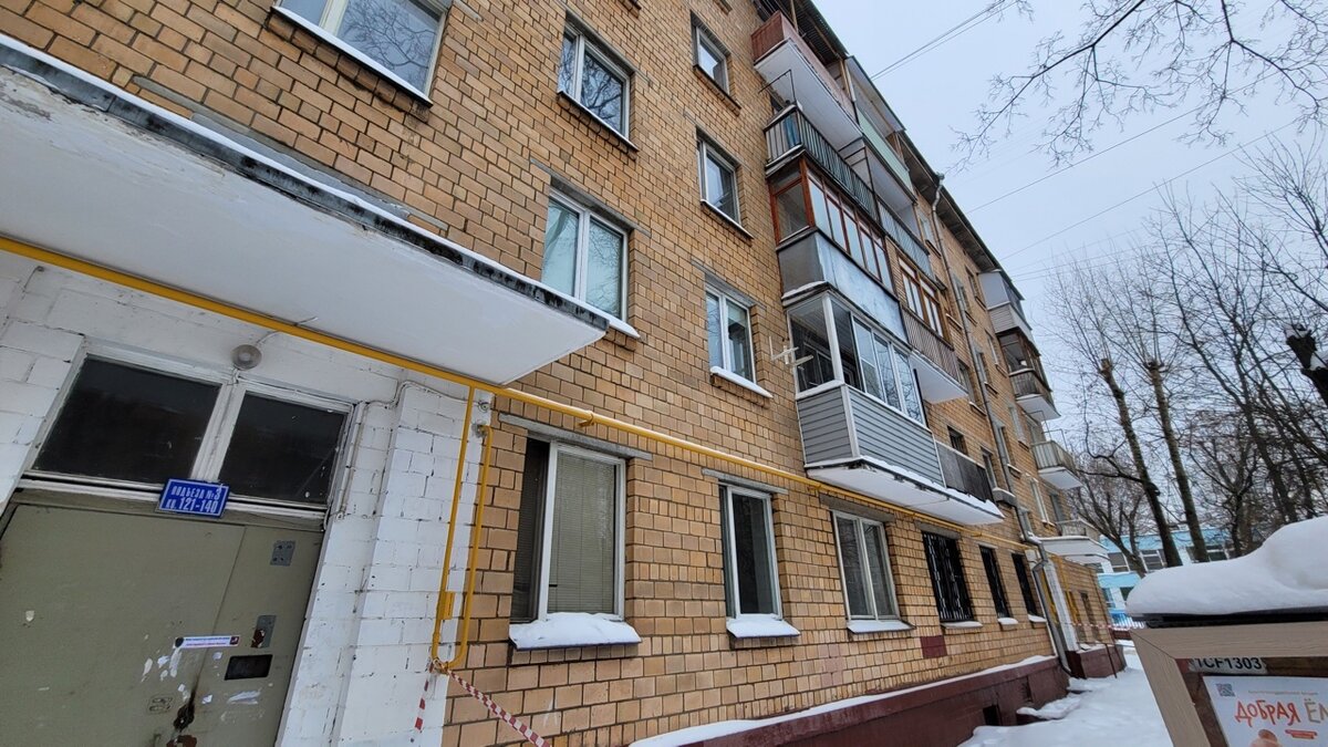 А вы знали, что в Москве стоят абсолютно заброшенными десятки тысяч квартир? А еще целые кварталы заброшенных домов, где есть магазины, детские площадки и даже машины.-4-2
