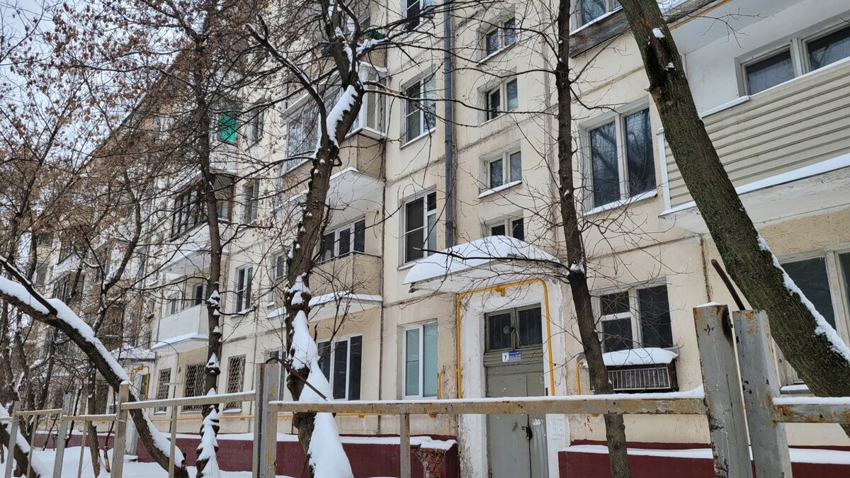 А вы знали, что в Москве стоят абсолютно заброшенными десятки тысяч квартир? А еще целые кварталы заброшенных домов, где есть магазины, детские площадки и даже машины.-7