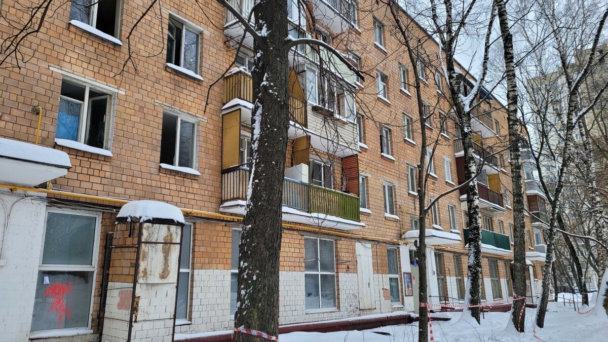 А вы знали, что в Москве стоят абсолютно заброшенными десятки тысяч квартир? А еще целые кварталы заброшенных домов, где есть магазины, детские площадки и даже машины.-50