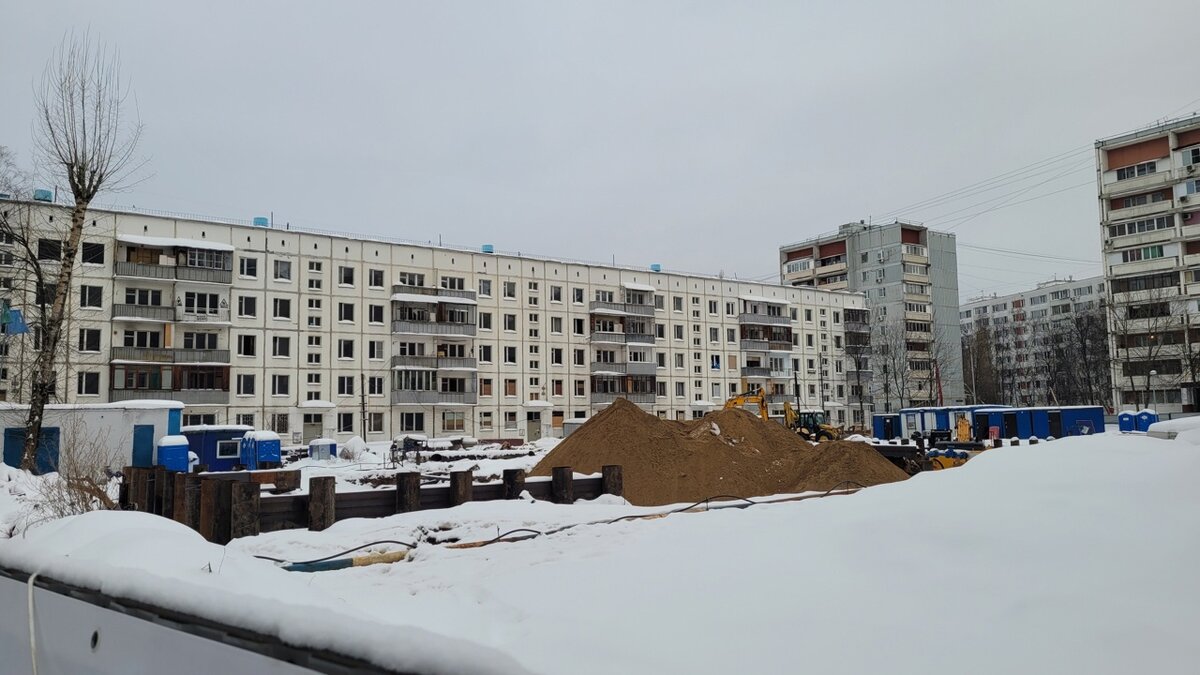 А вы знали, что в Москве стоят абсолютно заброшенными десятки тысяч квартир? А еще целые кварталы заброшенных домов, где есть магазины, детские площадки и даже машины.-44-2