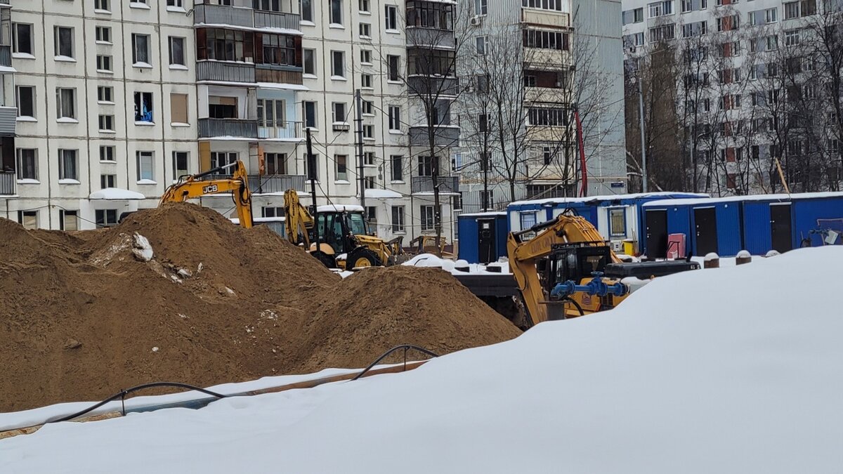 А вы знали, что в Москве стоят абсолютно заброшенными десятки тысяч квартир? А еще целые кварталы заброшенных домов, где есть магазины, детские площадки и даже машины.-44