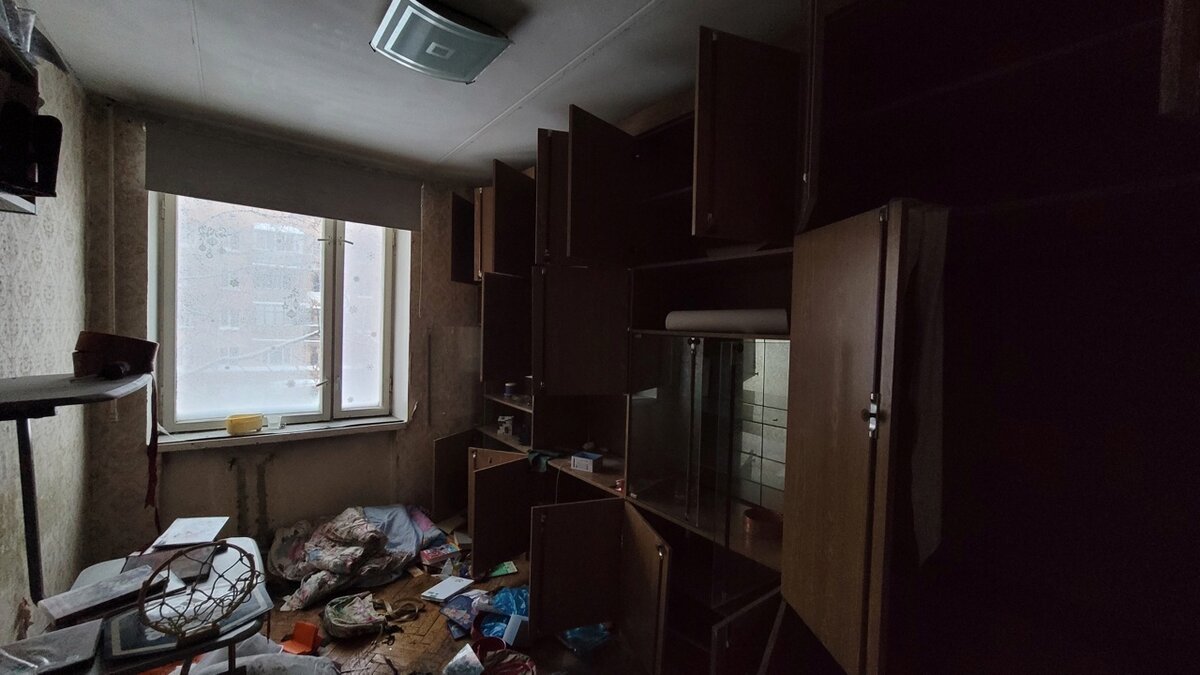А вы знали, что в Москве стоят абсолютно заброшенными десятки тысяч квартир? А еще целые кварталы заброшенных домов, где есть магазины, детские площадки и даже машины.-41