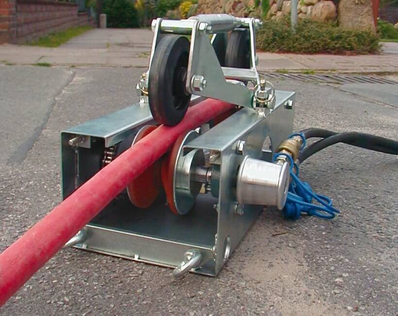 Тяговая машина tesmec. Автолебедка для протяжки кабеля. Кабельная лебедка tesmec. Машина прокладки кабеля. Тормозная машина tesmec.