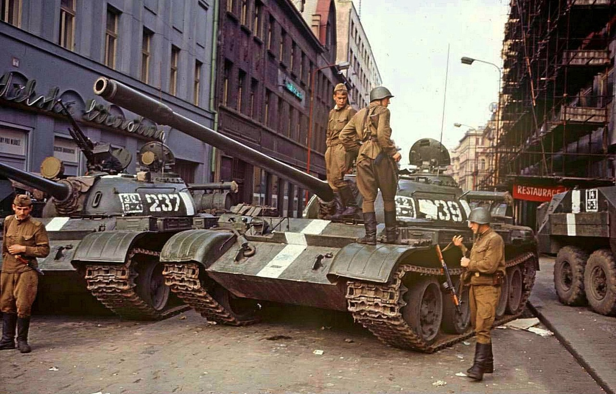 Операция Дунай Прага 1968. Советские войска в Праге 1968. Танки в Праге 1968.