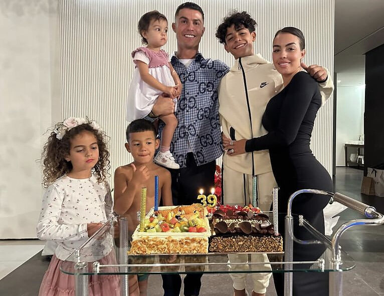    Криштиану Роналду отметил день рождения с семьейСоцсети Криштиану Роналду