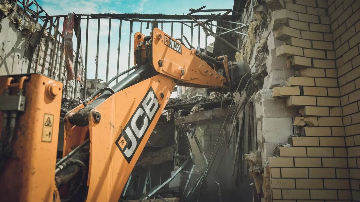     В поселке Осиново досрочно приступили к сносу жилого дома, где произошел взрыв газа. В аварийную постройку некоторым гражданам так и не разрешили зайти, чтобы забрать там хотя бы какие-то личные вещи.